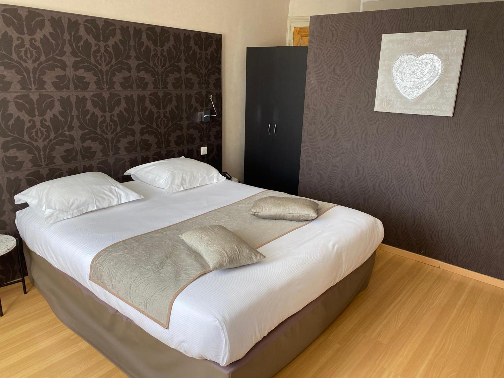 Hotel Saint-Pierre Понтарлье Экстерьер фото